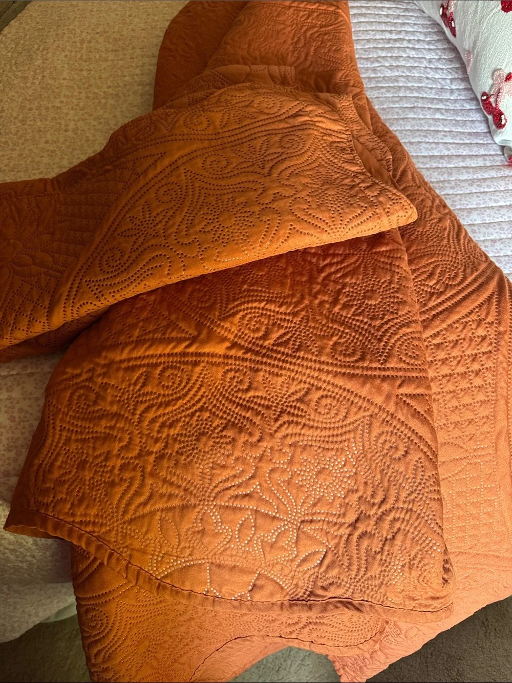 Queen lightweight quilt and 2 shams